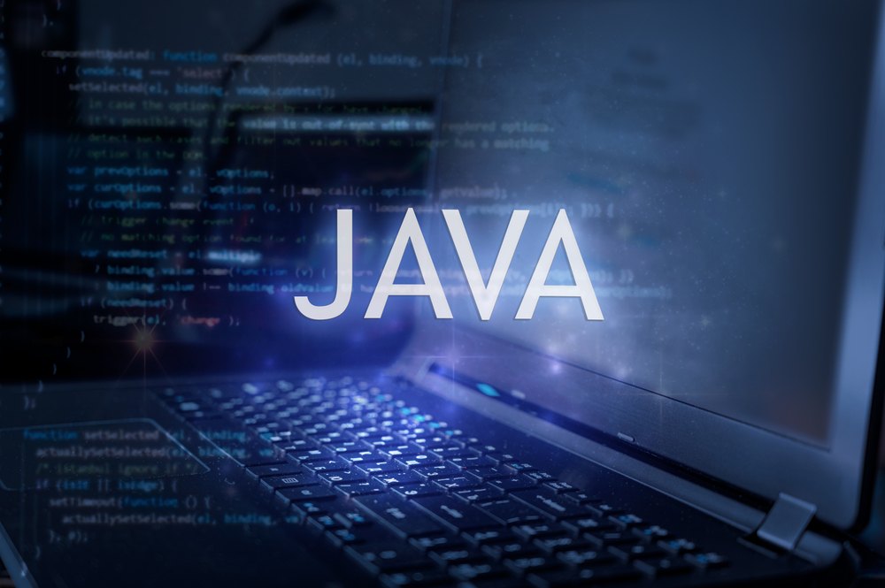 Computadora con código Java: desarrollo de software y programación en Java